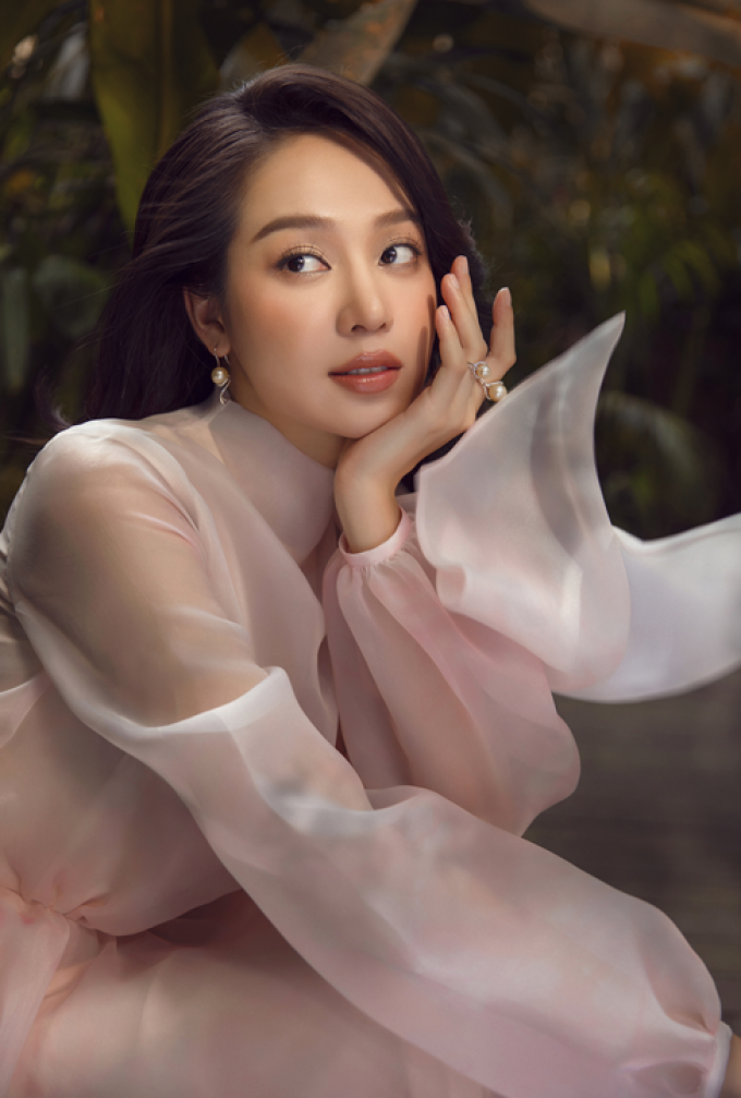 Hoa hậu Thanh Thủy vừa trong trẻo vừa gợi cảm với bộ sưu tập mới của NTK Lê Thanh Hòa