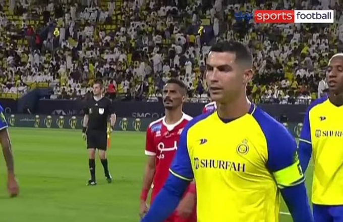 Ronaldo tịt ngòi, VAR soi 4 lần vẫn thất bại: Fan MU giễu cợt, kêu gọi treo giày