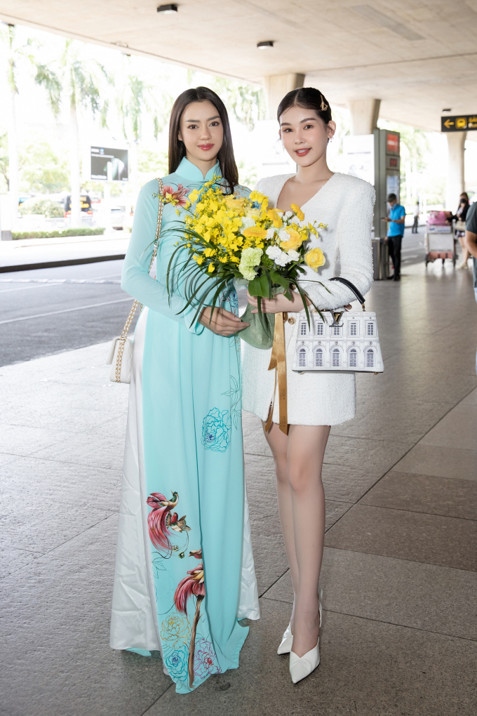 Hoa hậu Hoàn vũ Thái Lan 2020 diện áo dài đọ sắc cùng Lê Âu Ngân Anh khi trở lại Việt Nam