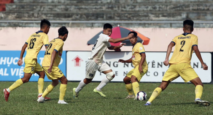Giải U19 quốc gia liên tục xảy ra hành vi thô bạo, dùng kungfu bóng đá