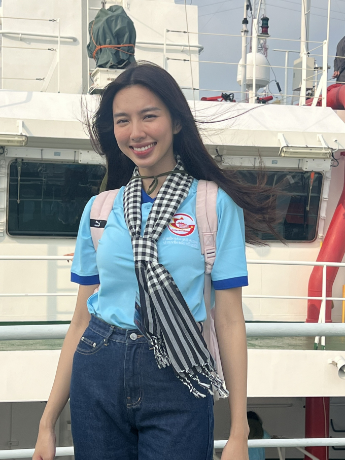 Hoa hậu Thùy Tiên xúc động, tự hào trong chuyến công tác tại quần đảo Trường Sa