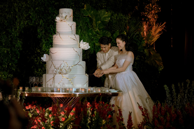 Linh Rin và chồng đại gia bất ngờ hủy tiệc cưới, tặng 1,5 tỷ đồng cho công nhân