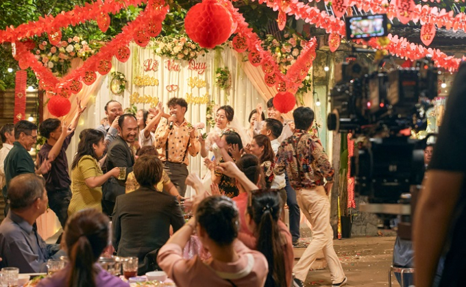 Thái Hoà đưa vợ đi cinetour Con Nhót mót chồng, thể hiện tình cảm thân mật ngay giữa rạp phim