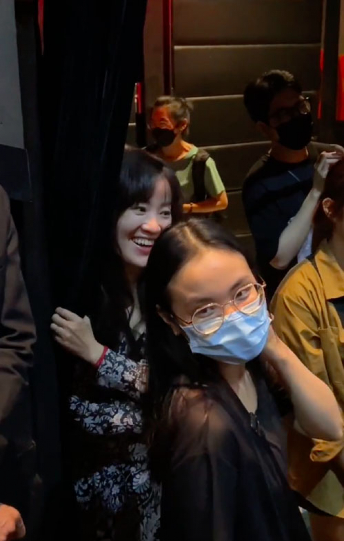 Thái Hoà đưa vợ đi cinetour Con Nhót mót chồng, thể hiện tình cảm thân mật ngay giữa rạp phim