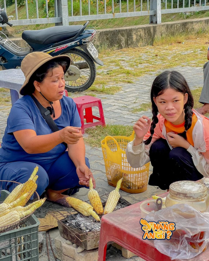Hiện tượng mạng Thanh Nga Bento sáng bán vé số, chiều bán bắp nướng kiếm tiền chữa bệnh cho bố