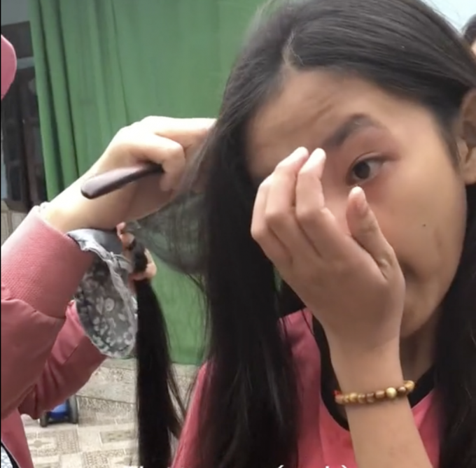 Netizen xót xa vì video nữ sinh khóc sưng mắt khi phải đánh đổi mái tóc dài để có tiền đi học