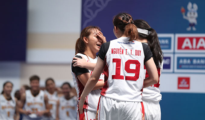 ĐT bóng rổ nữ ôm nhau bật khóc nức nở khi lần đầu giành được huy chương vàng lịch sử