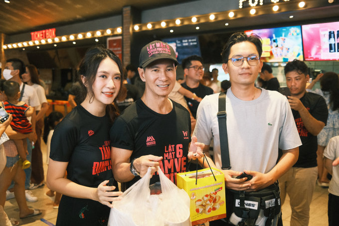 NSX Minh Hà cùng ông xã Lý Hải đi cinetour liên tục: Không thấy mệt mỏi, thấy fans là tỉnh lại liền