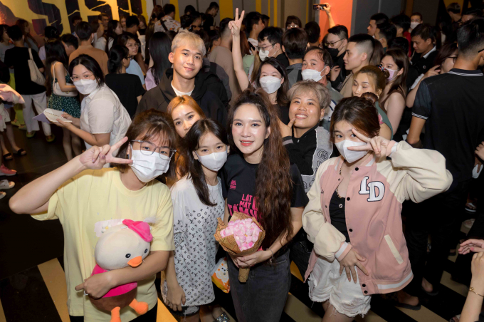 Cinetour Lật mặt 6 của Lý Hải - Minh Hà trở thành food tour, người dân các tỉnh tặng toàn quà độc lạ