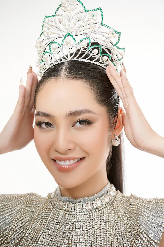 Hoa hậu Nông Thúy Hằng đội vương miện 3 tỷ, thả thính thi quốc tế sau 1 năm đăng quang