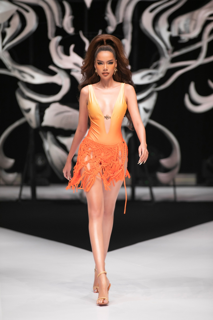 Vedette H’Hen Niê diện váy mạ vàng 24k, Minh Tú - Hương Ly catwalk đôi ấn tượng tại show Exotica