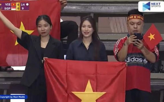 Hoà Minzy lọt ống kính SEA Games 32, cổ vũ cực sung tuyển bóng chuyền nữ Việt Nam
