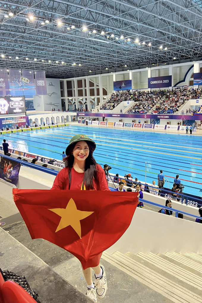 Hoà Minzy lọt ống kính SEA Games 32, cổ vũ cực sung tuyển bóng chuyền nữ Việt Nam
