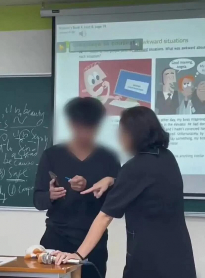 Nam sinh cãi tay đôi với giáo viên, chỉ thẳng mặt vì bất đồng quan điểm khiến netizen nổi đoá