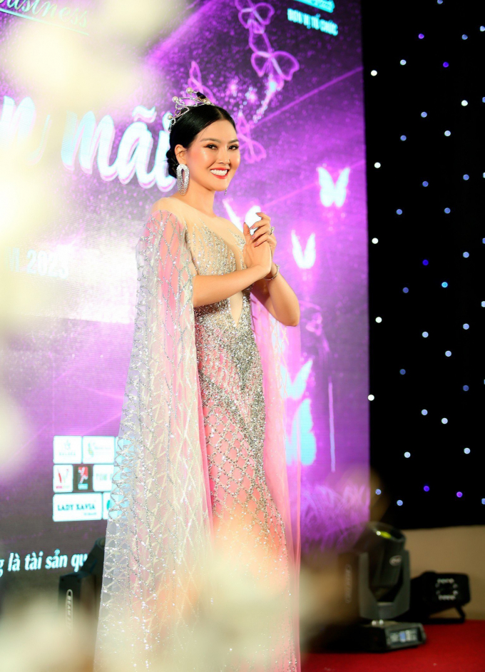 Ca sĩ Kim Thoa diện váy dạ hội trăm triệu được đấu giá tại Hoa hậu Doanh nhân Thành đạt Hoàn cầu 2023