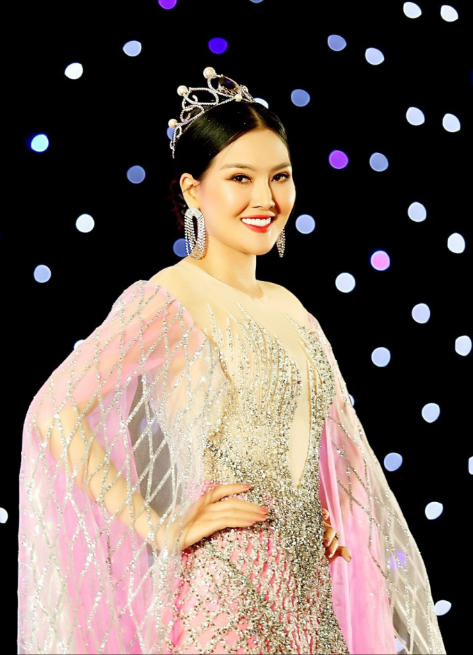Ca sĩ Kim Thoa diện váy dạ hội trăm triệu được đấu giá tại Hoa hậu Doanh nhân Thành đạt Hoàn cầu 2023