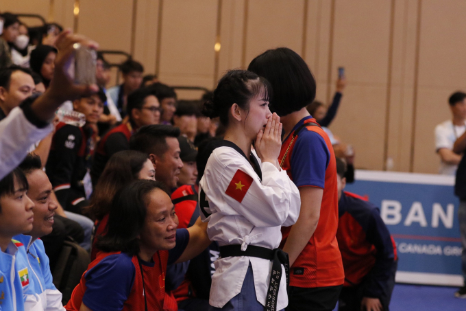 Nữ thần Taekwondo Việt Nam khóc nức nở, vẫn đẹp xuất sắc với tấm HCV SEA Games 32