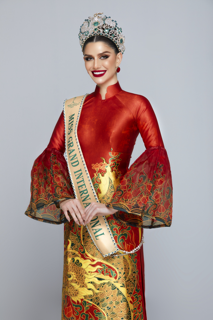 “Hoa hậu đẹp nhất thế giới” diện áo dài trong bộ ảnh khởi động Miss Grand International 2023