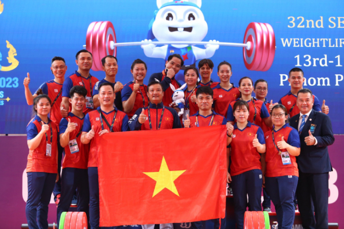 Lực sĩ Nguyễn Quốc Toàn lập hattrick, phá 3 kỷ lục SEA Games khiến đối thủ hoa mắt chóng mặt