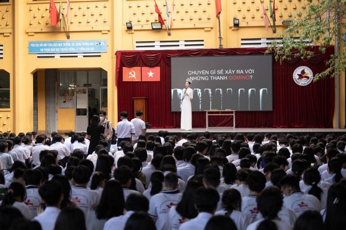 Hoa hậu Bảo Ngọc diện áo dài trắng về trường cấp 3 truyền cảm hứng sống xanh