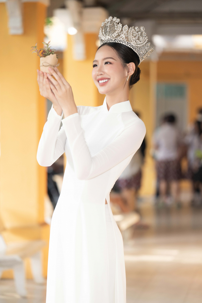 Hoa hậu Bảo Ngọc diện áo dài trắng về trường cấp 3 truyền cảm hứng sống xanh