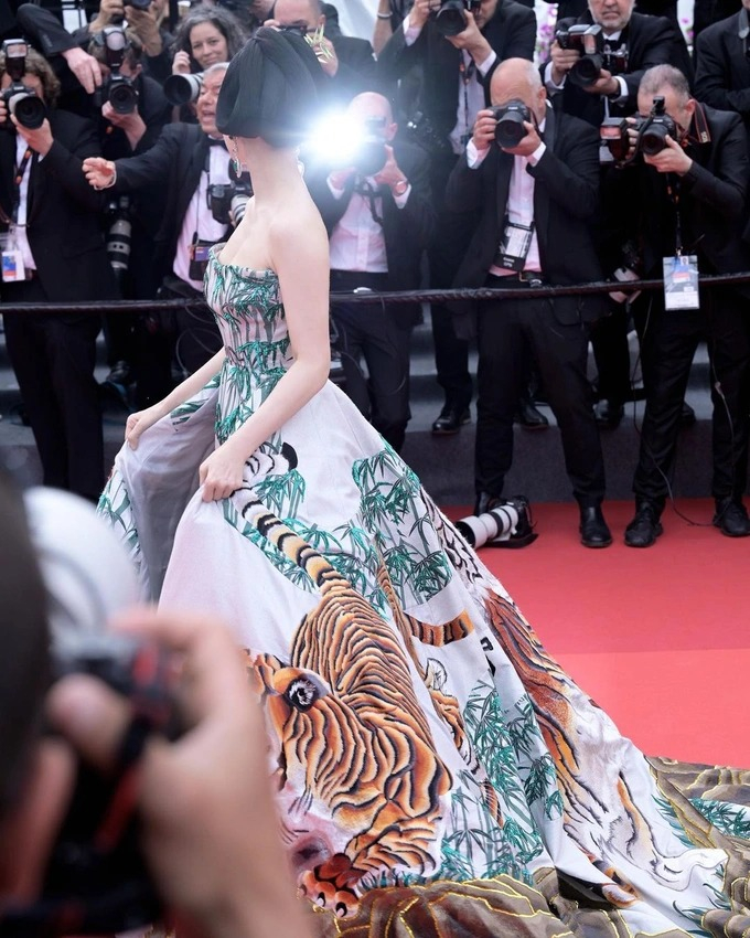 Phạm Băng Băng tái xuất rực rỡ trên thảm đỏ Cannes sau 5 năm bị phong sát