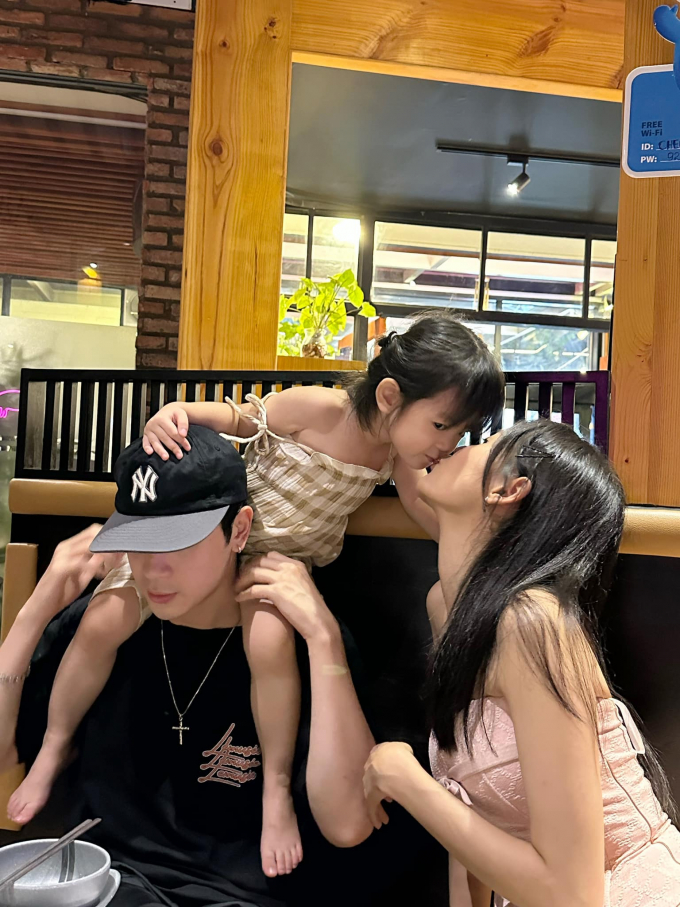 Trương Mỹ Nhân được Phí Ngọc Hưng cầu hôn tại Thái Lan ngay dịp kỷ niệm 5 năm hẹn hò