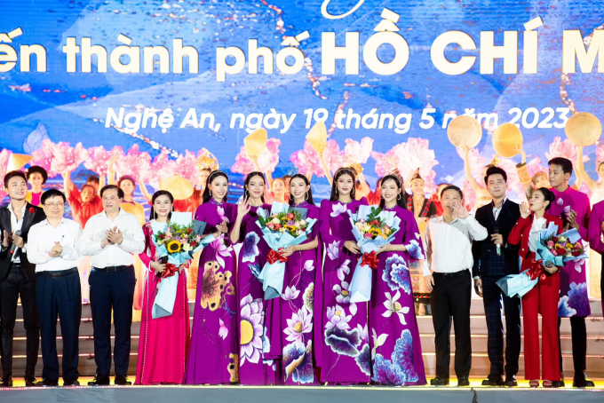 Thùy Tiên - Thiên Ân - Thanh Thủy khoe sắc rực rỡ trong tà áo dài tại đêm bế mạc lễ hội Làng Sen 2023