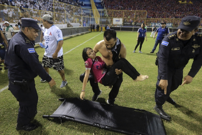 VIDEO: Cảnh giẫm đạp kinh hoàng ở một trận bóng đá, khiến 12 người tử vong