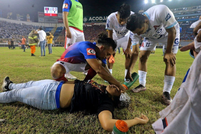 VIDEO: Cảnh giẫm đạp kinh hoàng ở một trận bóng đá, khiến 12 người tử vong
