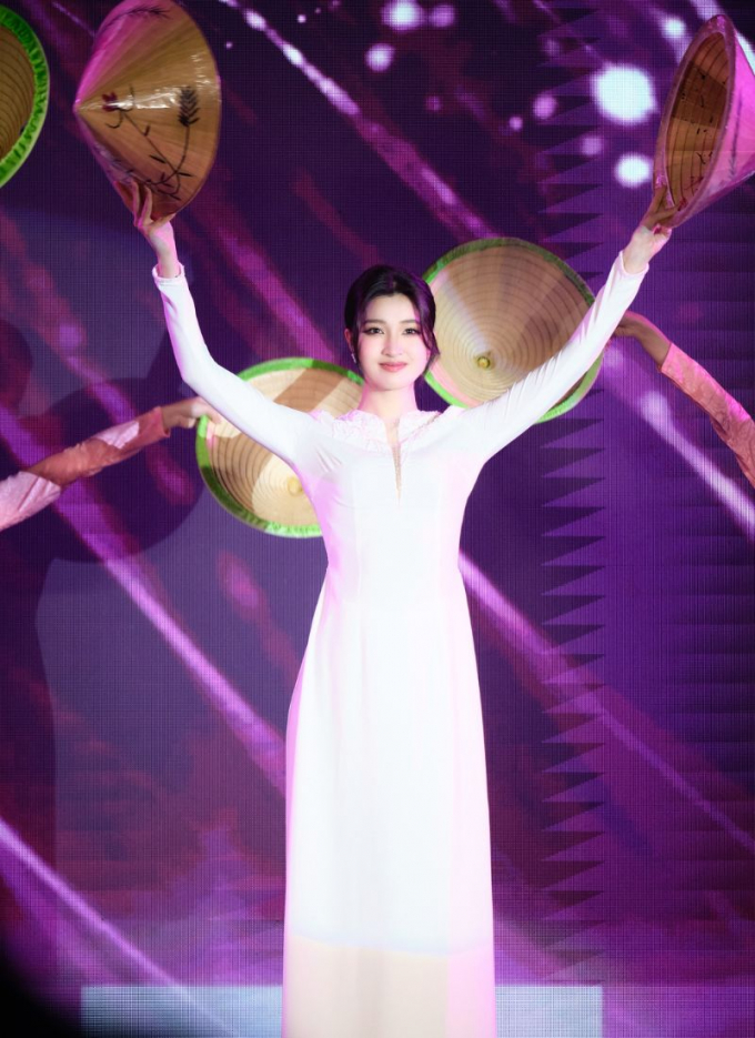 Phương Nhi múa nón lá, xúc động bật khóc trong khoảnh khắc nhận sash Miss International Vietnam 2023