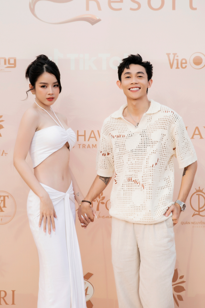 Chị em hoàn vũ HHen Niê - Kim Duyên quyến rũ hết nấc trên thảm đỏ Rhythm Resort 2023 của NTK Đỗ Long
