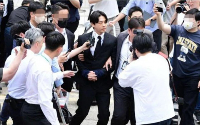Yoo Ah In và bạn trai tin đồn bị trói tay áp giải tới trại tạm giam