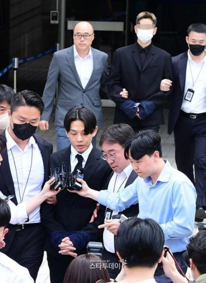Yoo Ah In và bạn trai tin đồn bị trói tay áp giải tới trại tạm giam