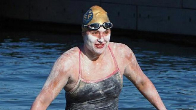 Cảm phục nữ VĐV mắc bệnh ung thư lập kỷ lục bơi vượt eo biển hơn 200km 4 lần không nghỉ