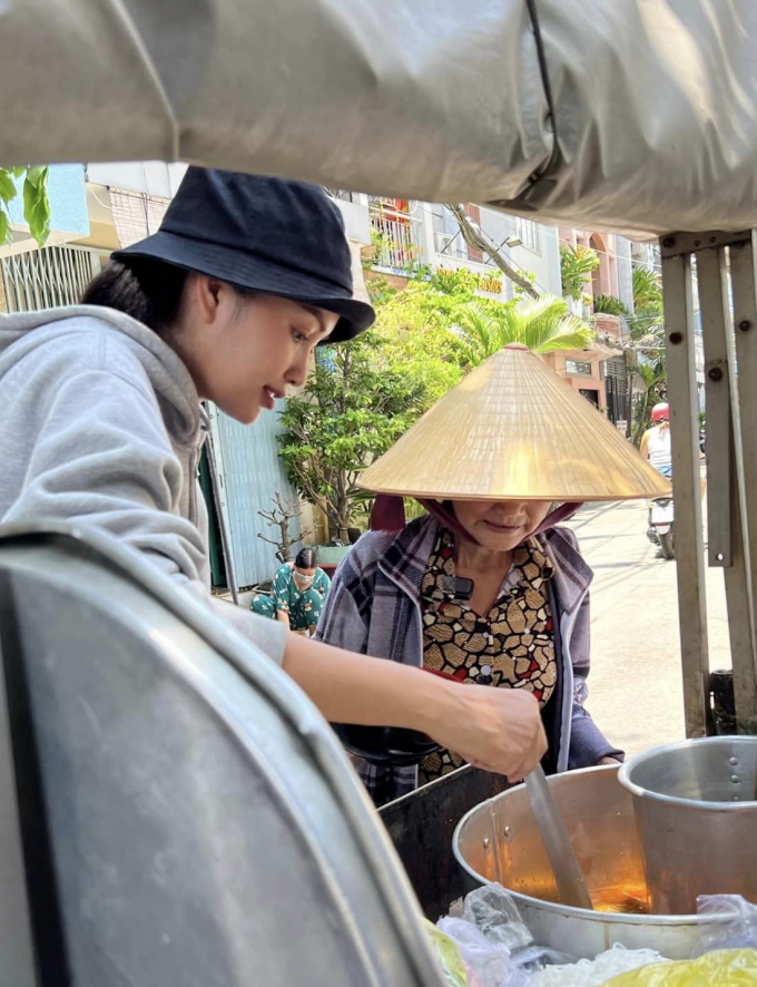 Ngọc Châu để mặt mộc, phụ bán bún riêu với bà mẹ đơn thân 90 tuổi trong tập 3 Dream of Vietnam