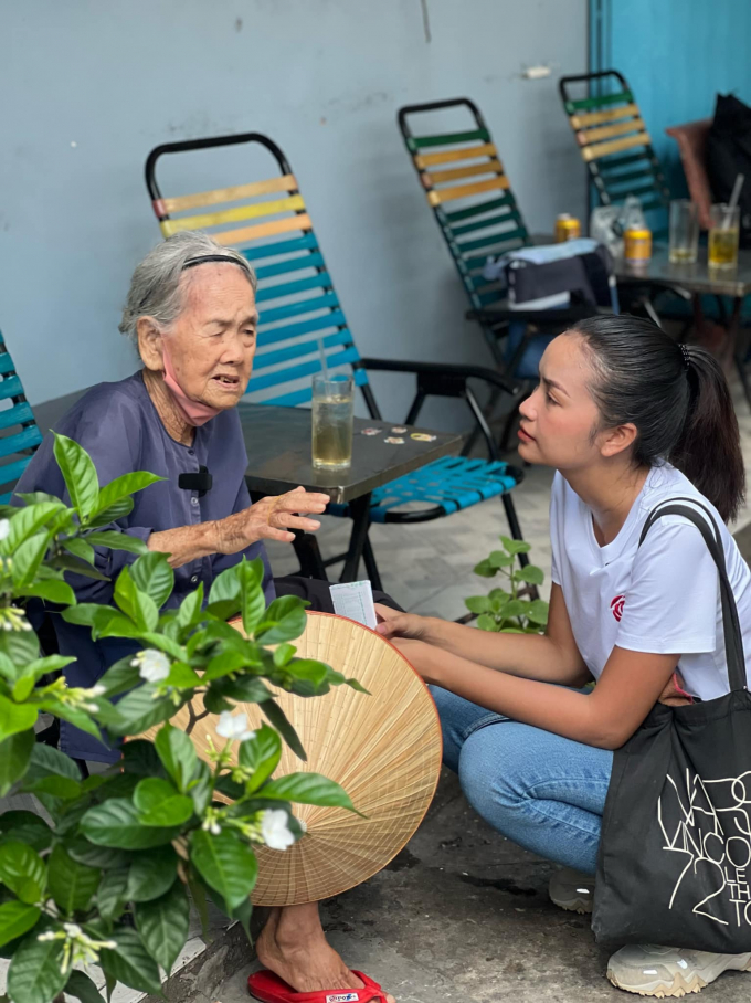 Ngọc Châu để mặt mộc, phụ bán bún riêu với bà mẹ đơn thân 90 tuổi trong tập 3 Dream of Vietnam