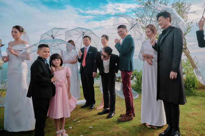 Trang Trần và ông xã Việt kiều tổ chức hôn lễ thơ mộng, bất ngờ trước danh tính của người bắt hoa cưới