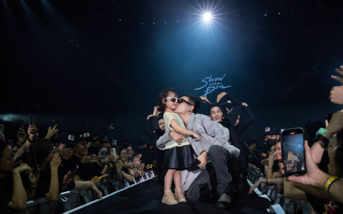 Show của Đen tại Hà Nội: Hà Anh Tuấn - JustaTee - Lynk Lee trình diễn cực cháy, hơn 10.000 fans cùng hòa giọng
