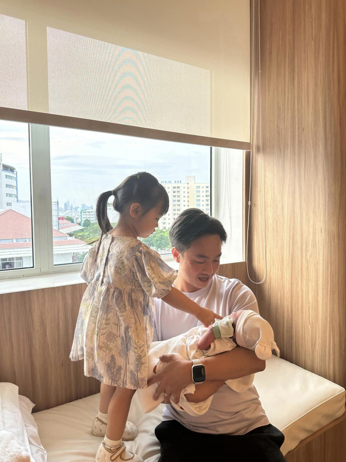 Đàm Thu Trang hạ sinh con thứ hai, cảm xúc của bé Suchin khiến fans “cưng xỉu”