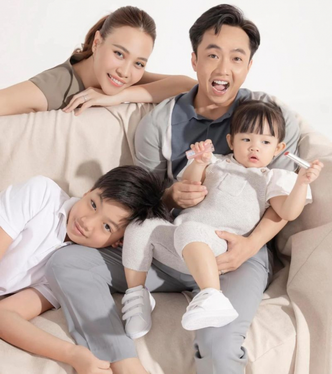 Đàm Thu Trang hạ sinh con thứ hai, cảm xúc của bé Suchin khiến fans “cưng xỉu”