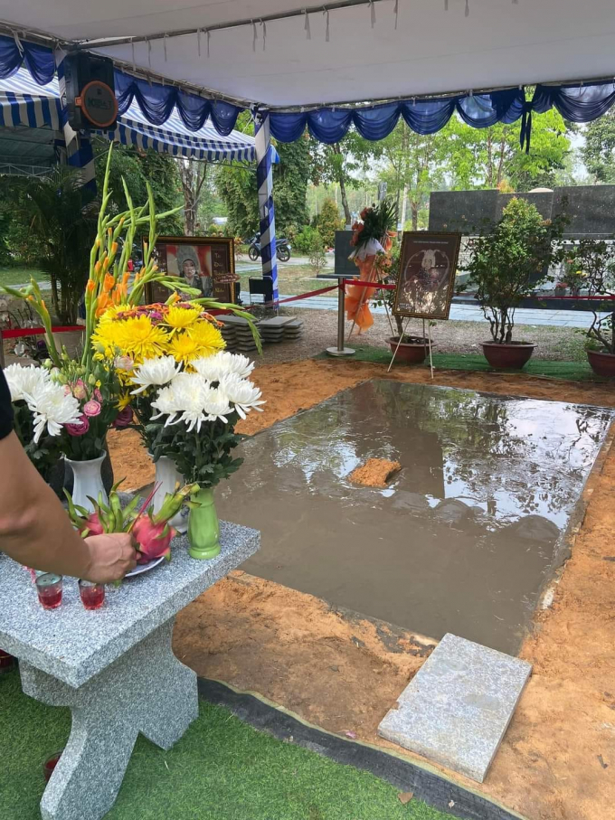 Con gái cố NSƯT Vũ Linh không hài lòng phần mộ của ba, phàn nàn về cách làm việc của nghĩa trang