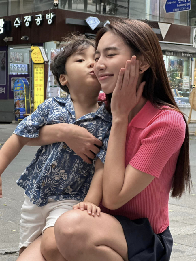 Con trai Hòa Minzy trổ tài chụp hình cho hoa hậu Thùy Tiên, cái kết khiến netizen cười nghiêng ngả