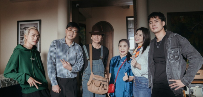 Chia tay hình ảnh khắc khổ, NSND Trung Anh mặc quần yếm sặc sỡ trong phim mới