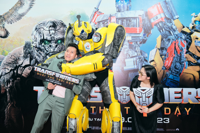Hoàng Tôn hội ngộ nhóm FB Boiz, Kim Tuyến - Tiểu Vy cực quyến rũ tại họp báo “Transformers: Quái thú trỗi dậy”