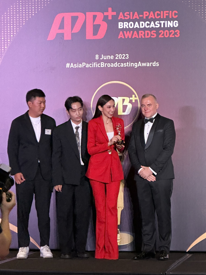 Thùy Tiên được vinh danh quốc tế nhờ dự án Đu đêm: Nàng hậu chăm chỉ nhất Vbiz là đây!