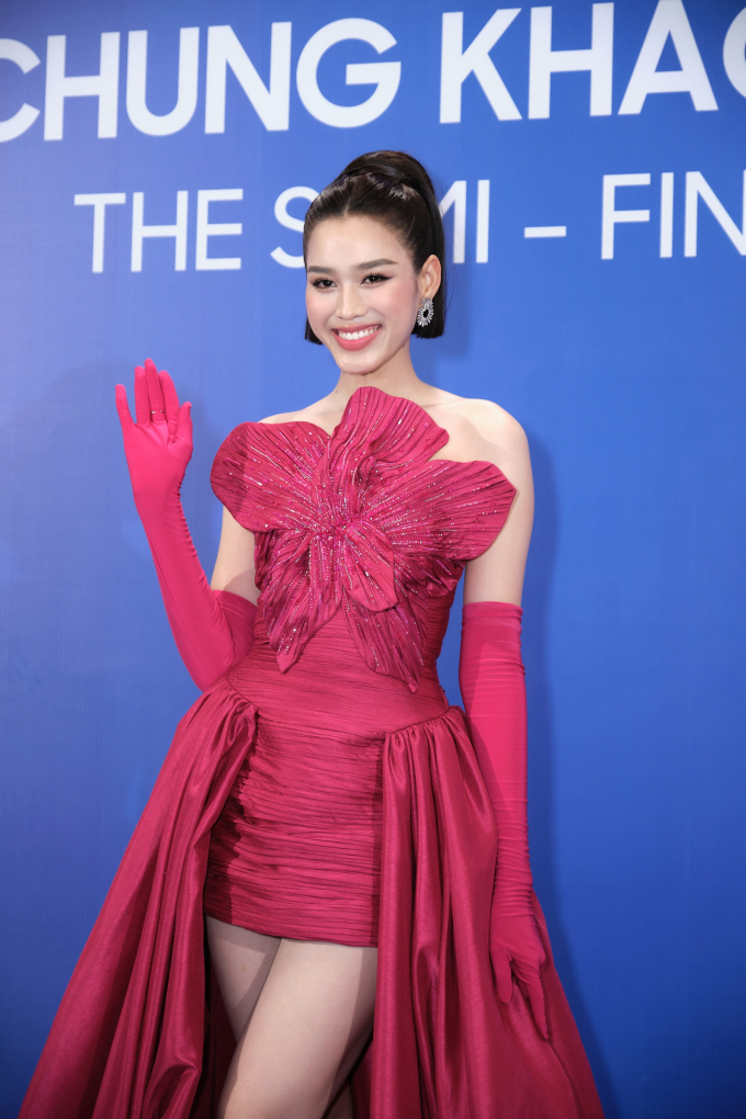 Quỳnh Châu - Tiểu Vy khoe đường cong quyến rũ, Đỗ Hà nổi bần bật tại thảm đỏ chung khảo Miss World Vietnam 2023