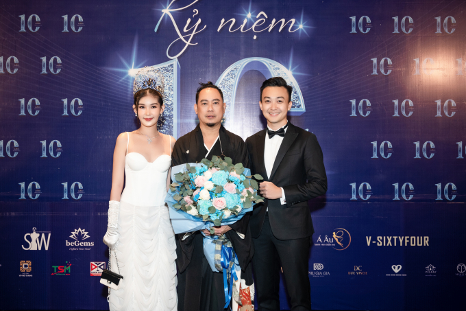 Kỷ niệm 10 năm Hoa hậu Đại dương: Ngân Anh tình tứ bên chồng, NTK Võ Việt Chung công bố 3 cuộc thi mới