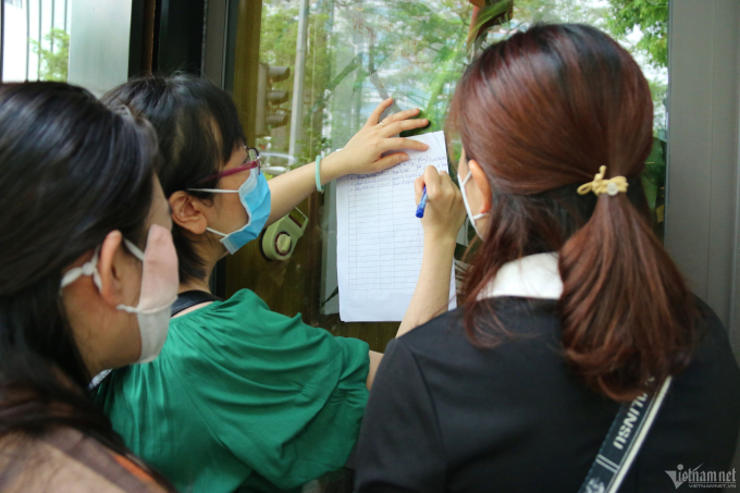 Vụ đề thi ở Hà Nội bị in mờ: Phụ huynh kéo nhau lên Sở GD-ĐT đòi điểm cho con