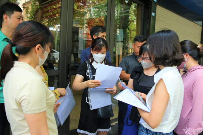 Vụ đề thi ở Hà Nội bị in mờ: Phụ huynh kéo nhau lên Sở GD-ĐT đòi điểm cho con